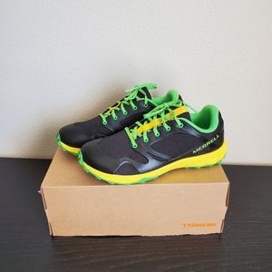 Merrell boys sneakers size 5M New hiking shoes